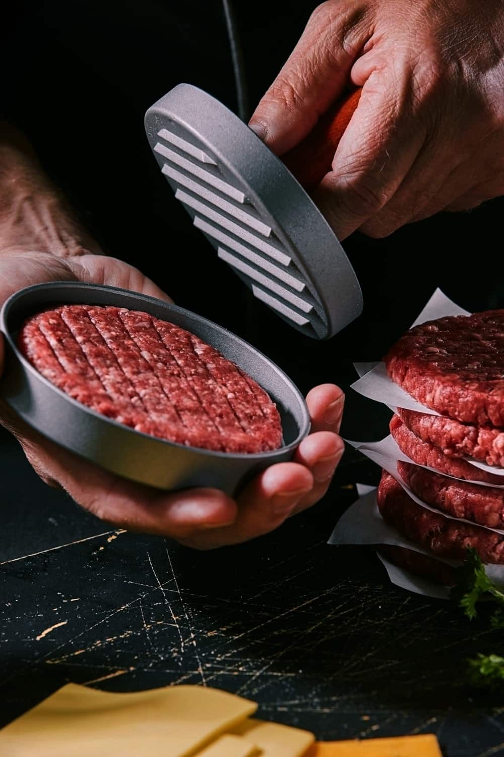 chef che prepara le polpette di hamburger