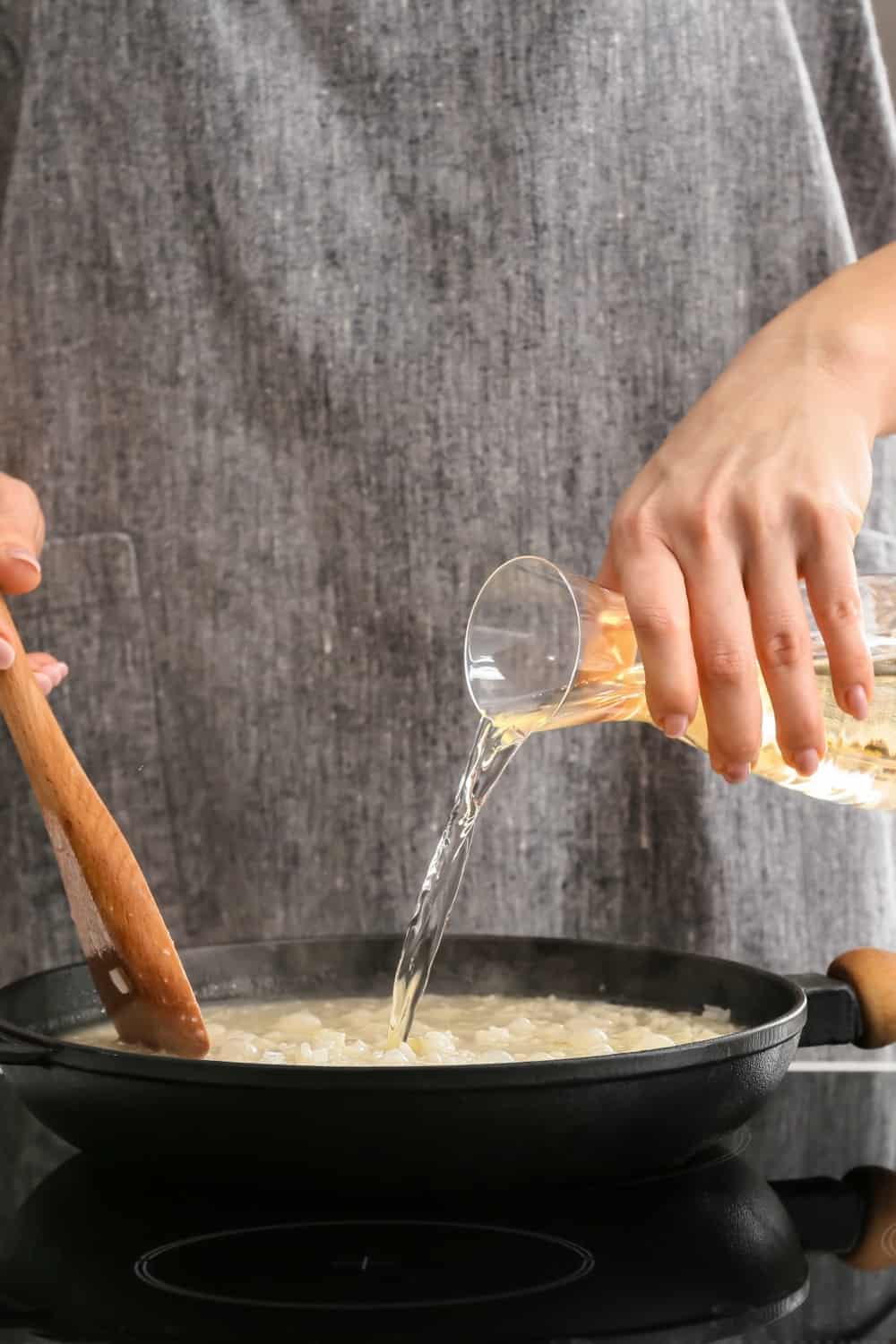 Koch beim Reiskochen