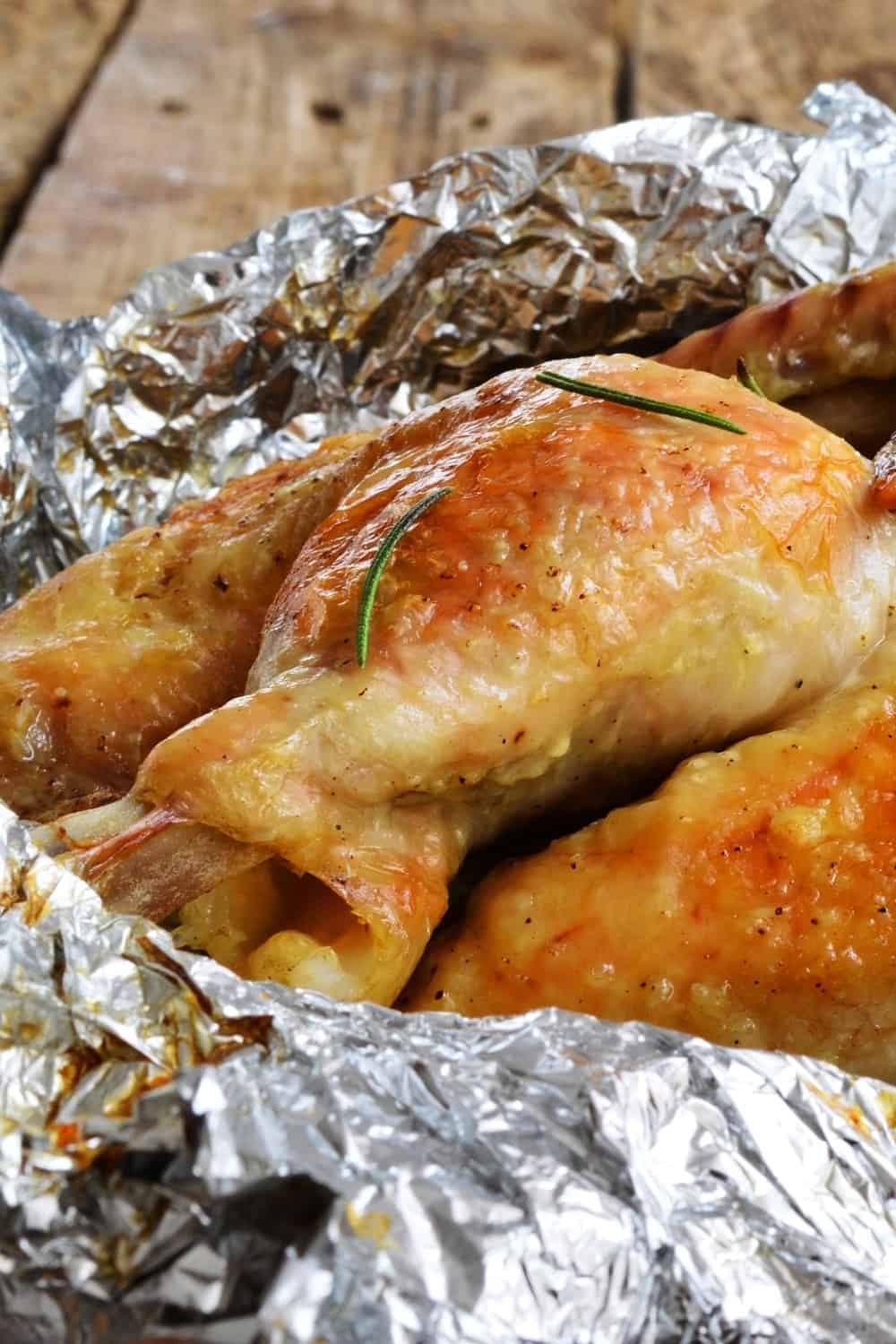 gros plan sur le poulet en papillote