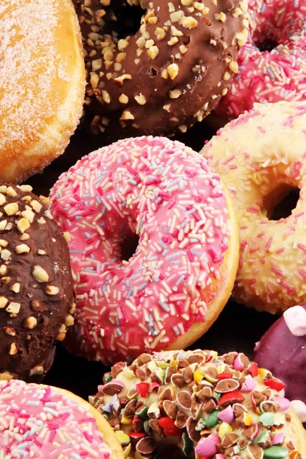 Nahaufnahme von Donuts mit Streuseln