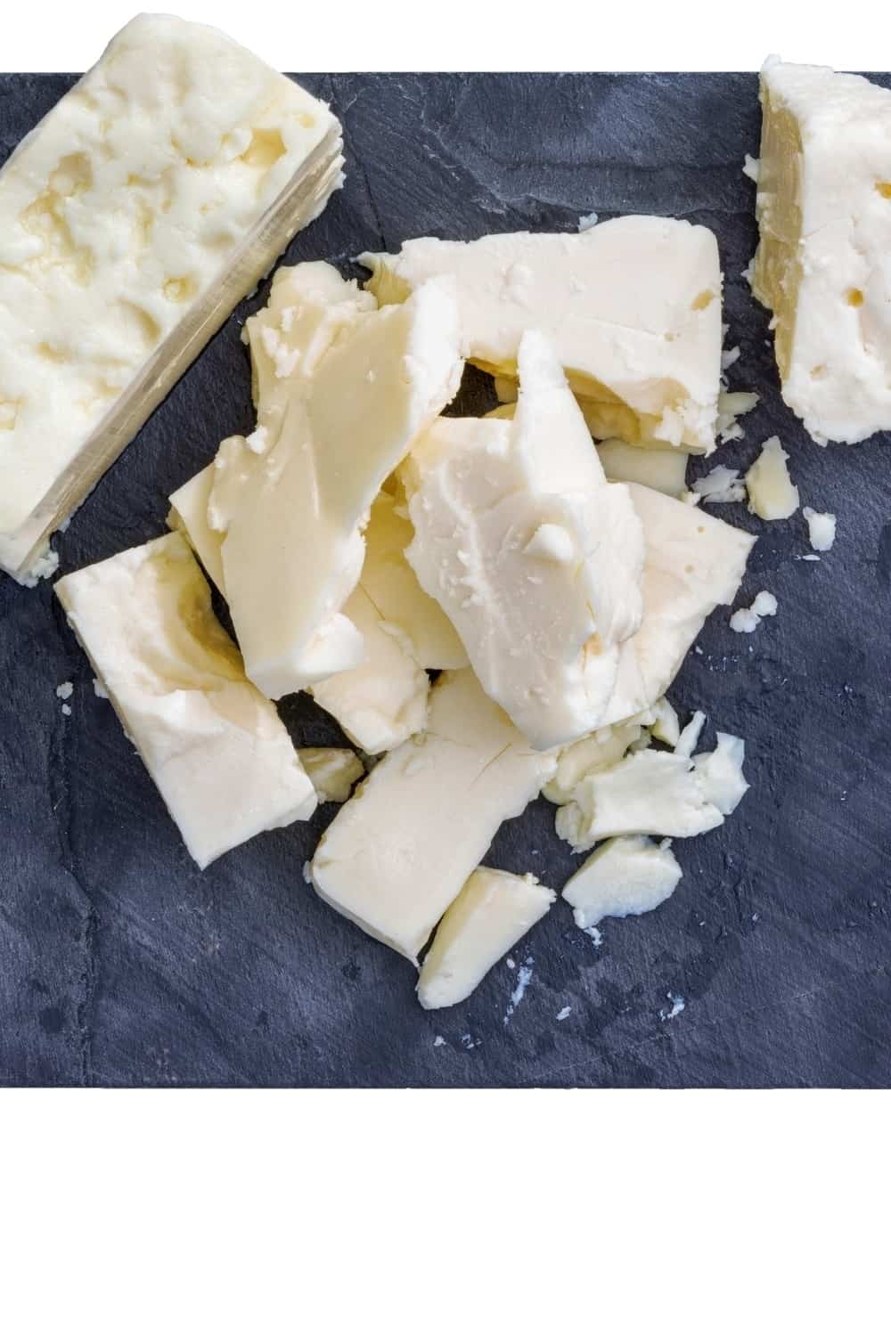 primer plano de queso feta en la tabla de cortar