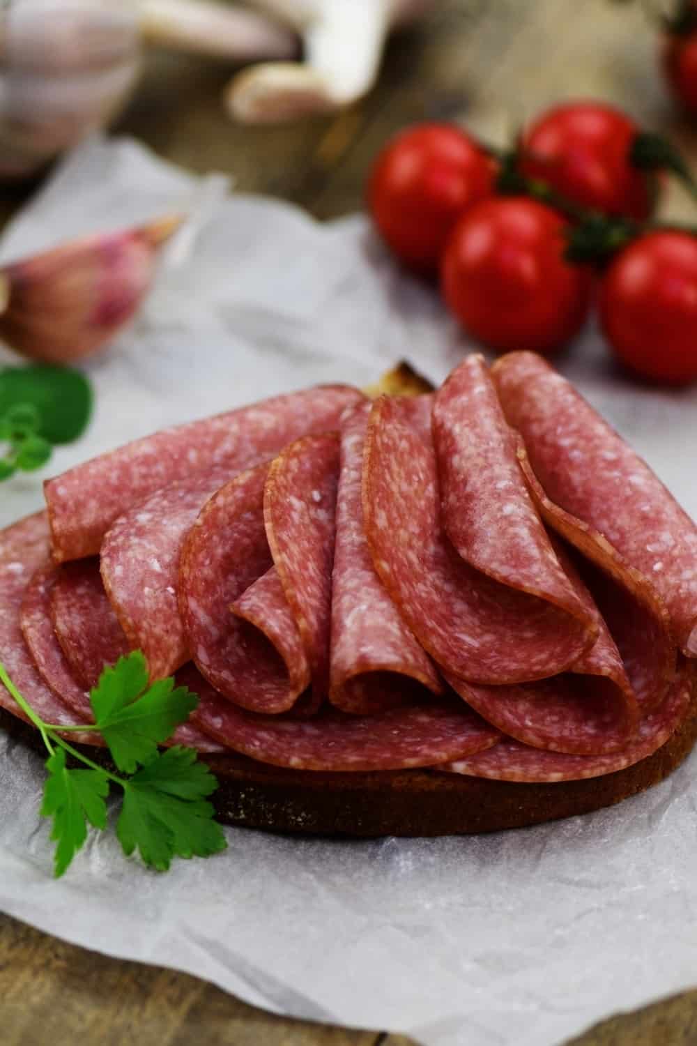 Gros plan sur le salami sur papier