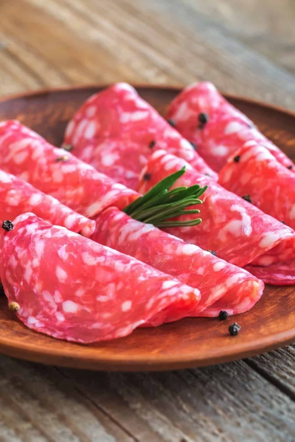 imagem aproximada de salame no prato