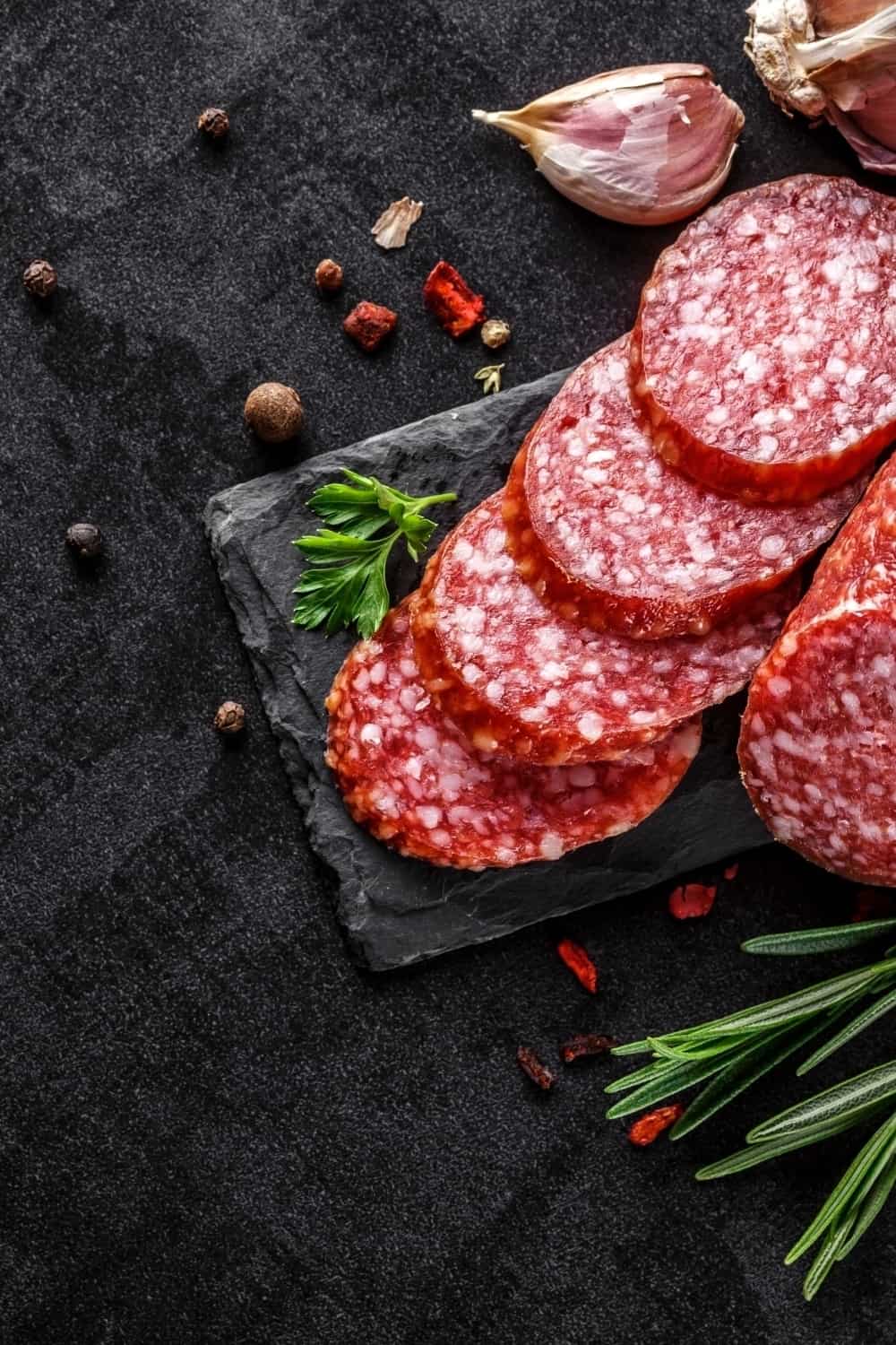 Salame cortado em pedaços