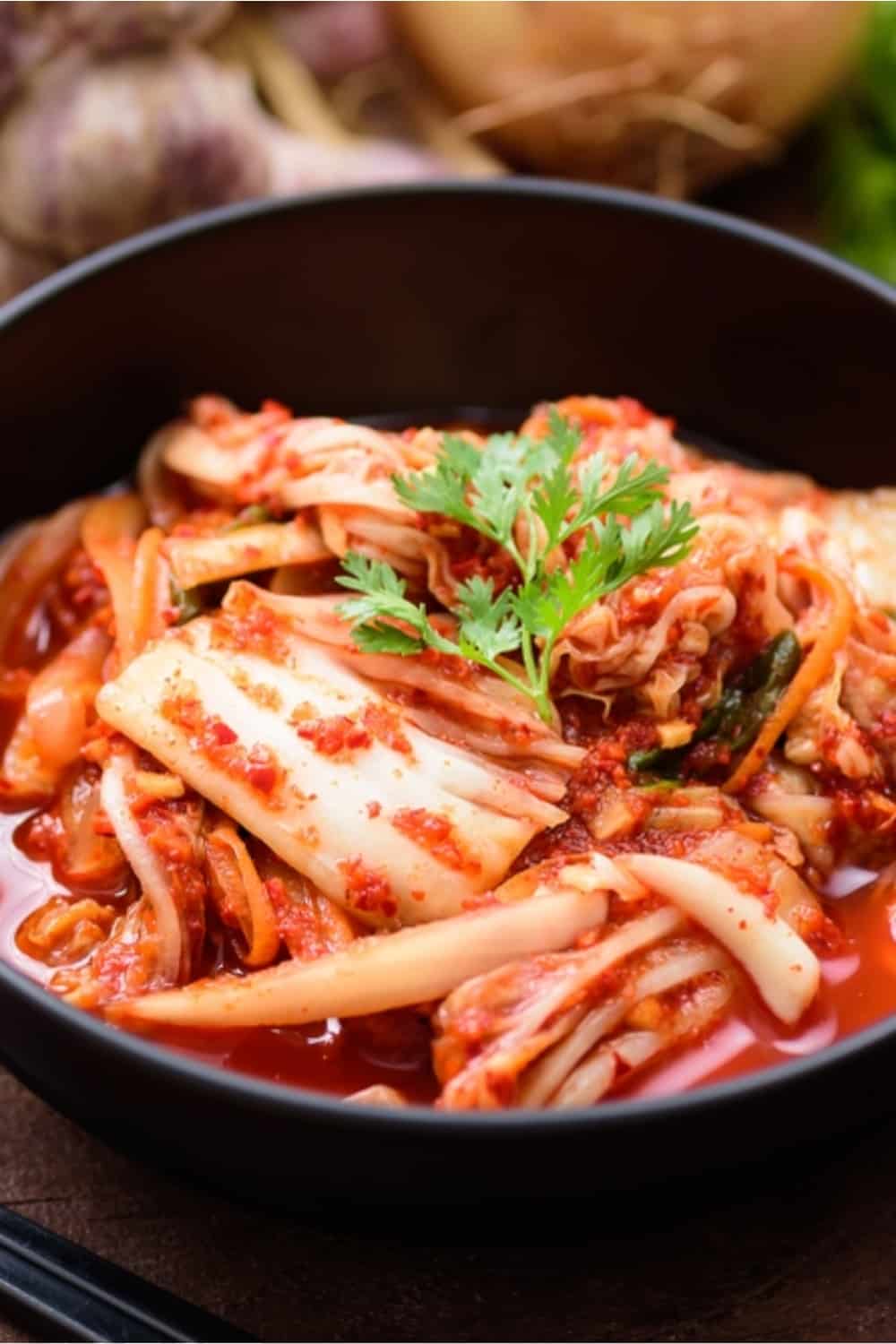 deliciosa comida de kimchi en bol negro
