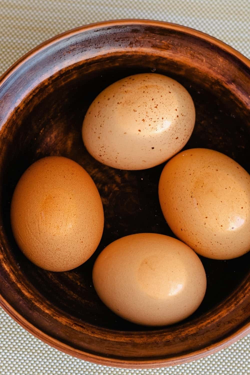 Eier in einer Schüssel mit Wasser