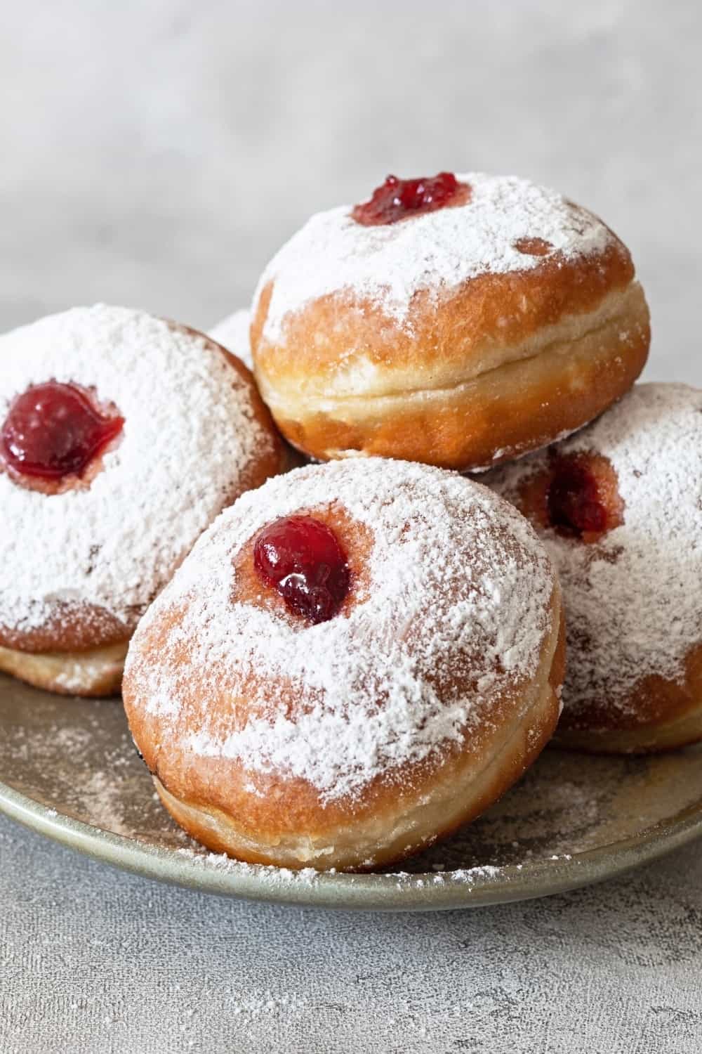 frische Donuts auf einem Teller serviert