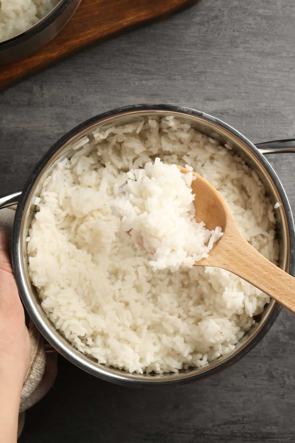 arroz mezclado con cuchara de madera