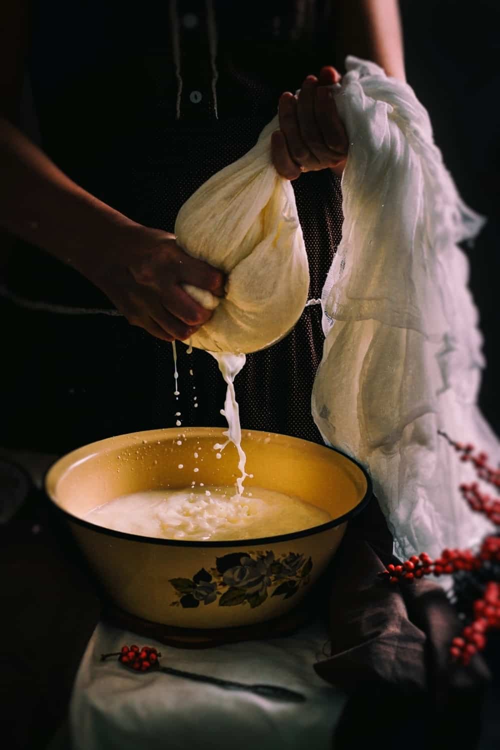 mujer haciendo queso de cabra
