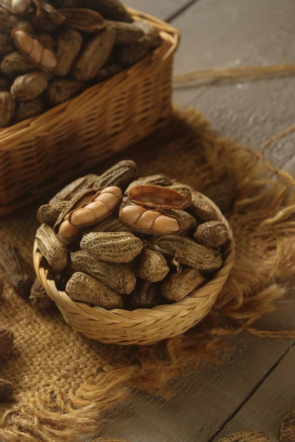 Cacahuètes bouillies dans un bol en bois sur la table