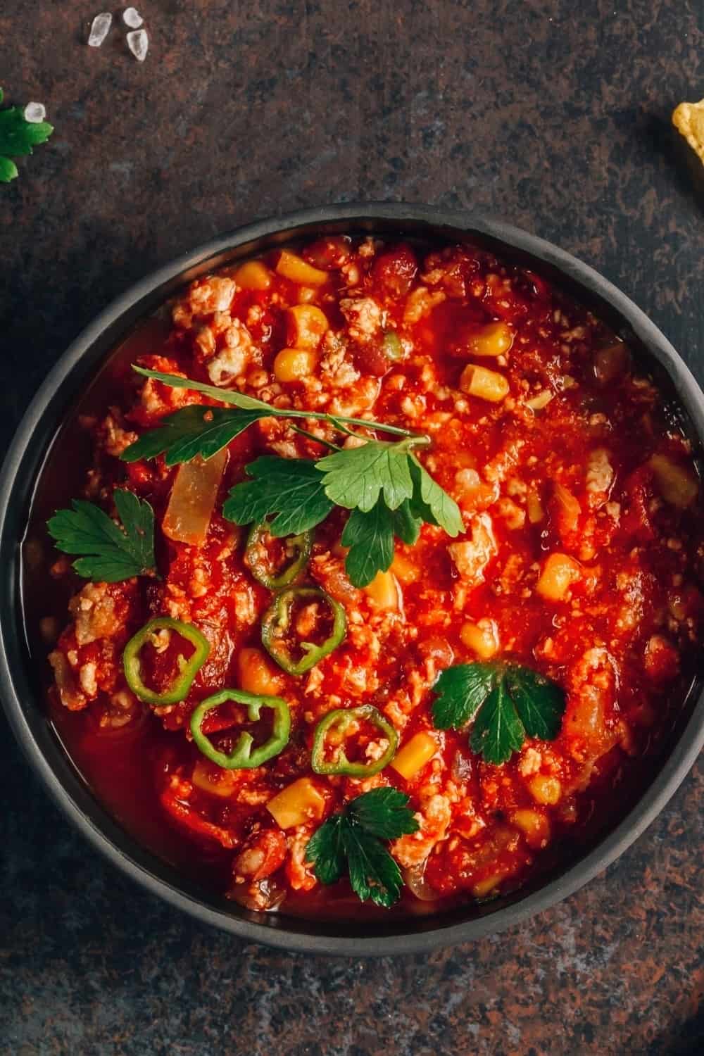 Piatto di chili appoggiato sul bancone