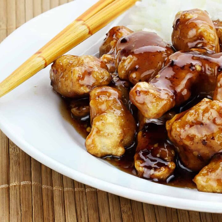 Poulet General Tso's servi avec du riz blanc.