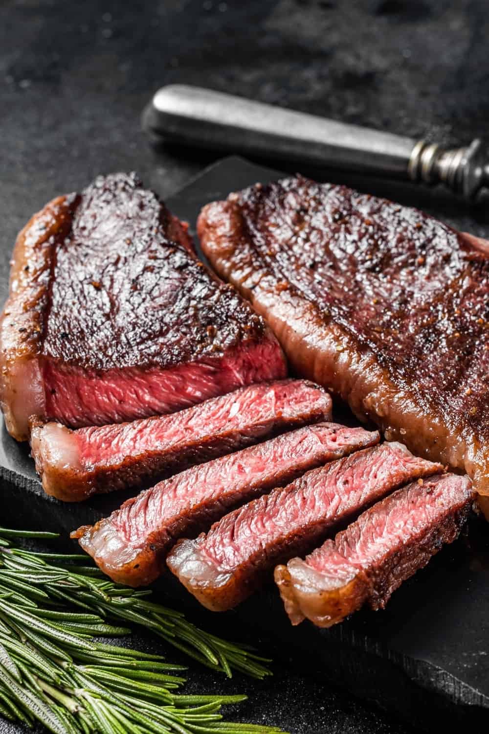 Entrecôte de bœuf grillée sur planche de marbre