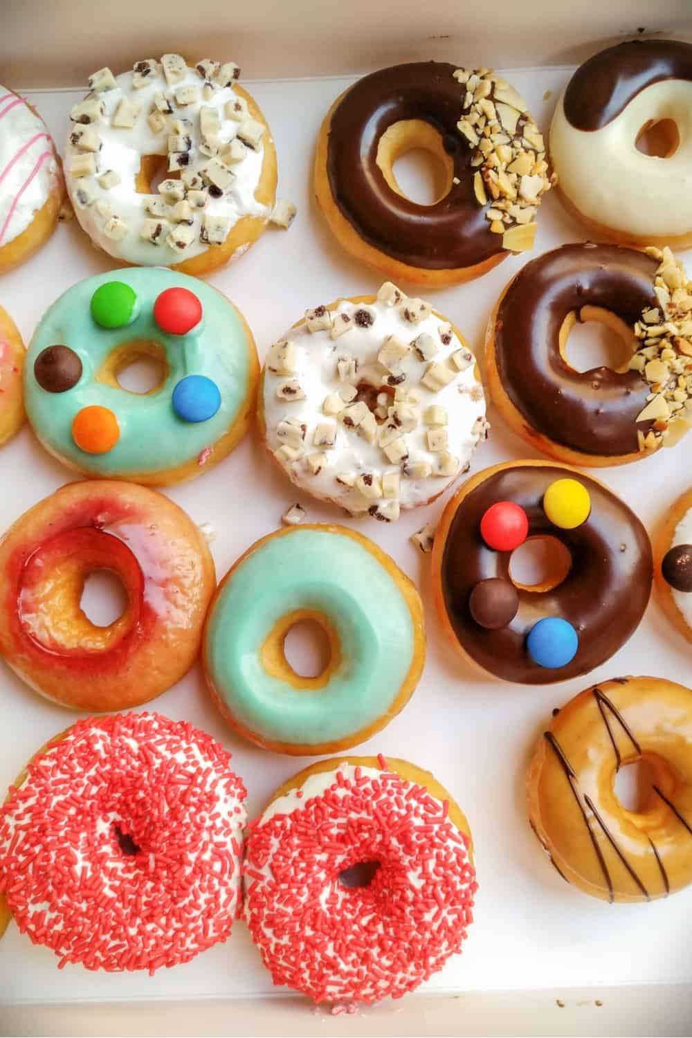 Donuts Krispy Kreme em cores diferentes