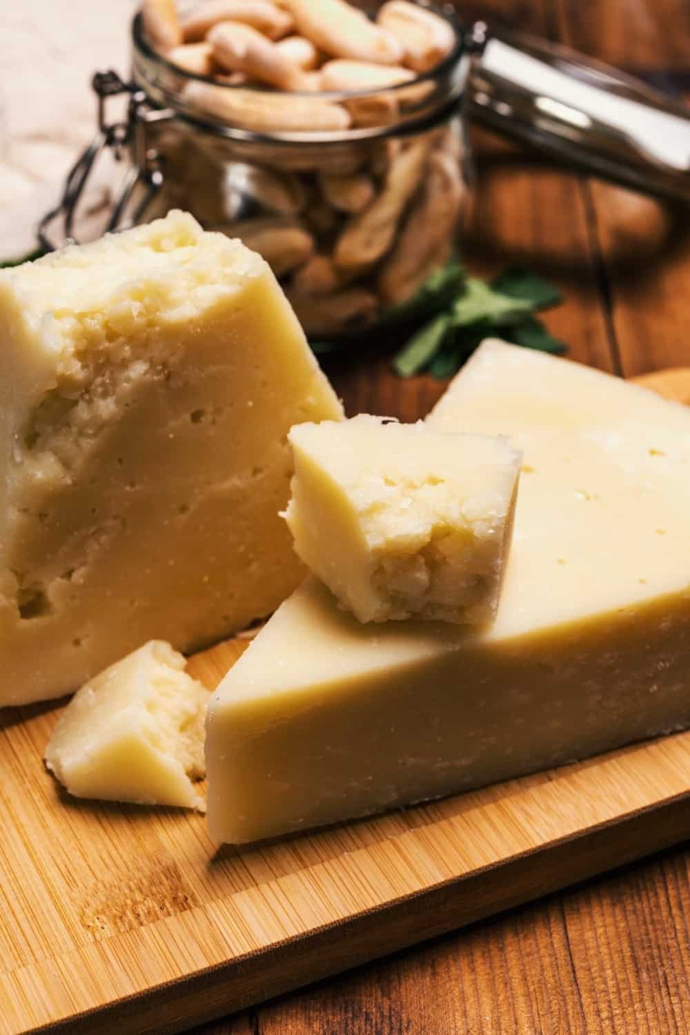 Pecorino servido numa tábua de cortar