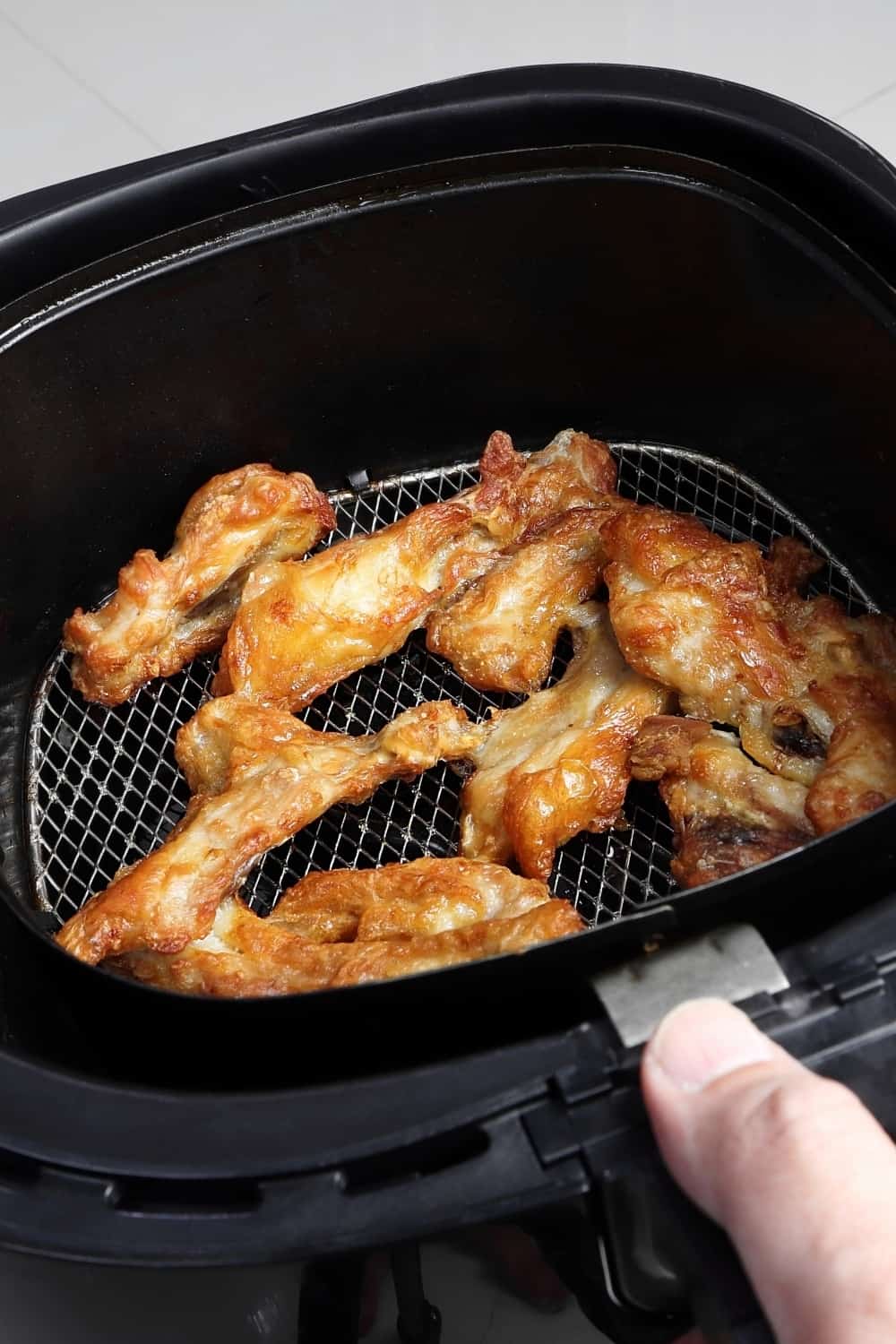 ailes de poulet frites à l'air libre dans une friteuse à air comprimé