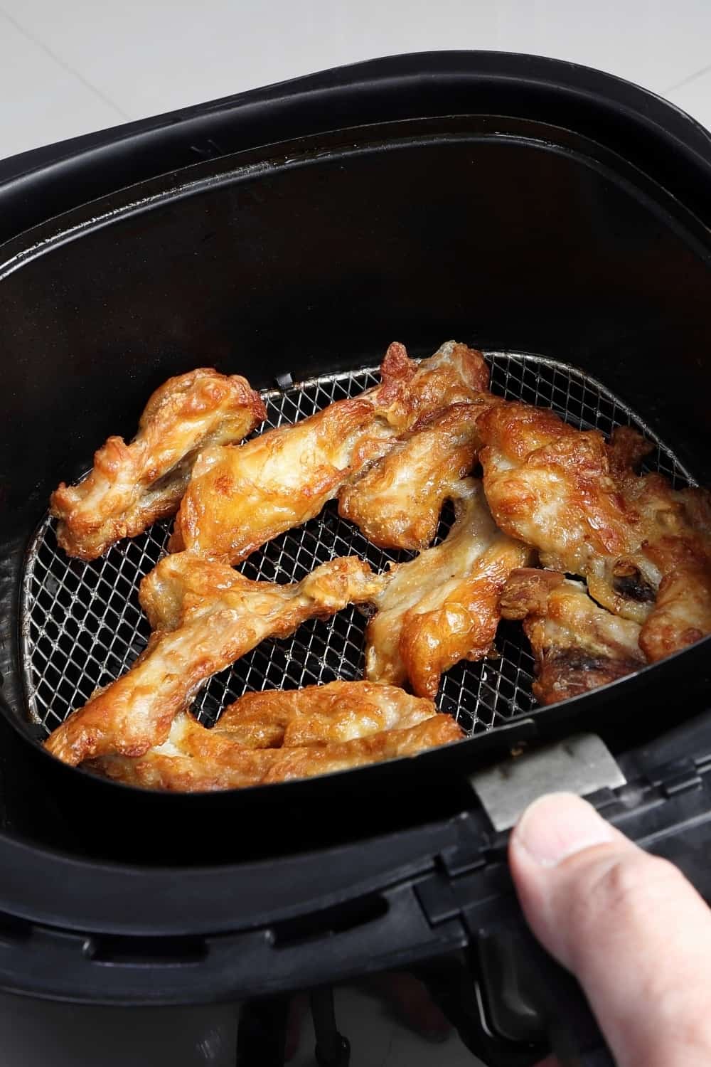 asas de frango fritas na fritadeira de ar quente