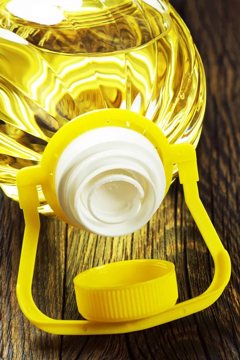 olio di canola in una bottiglia di plastica