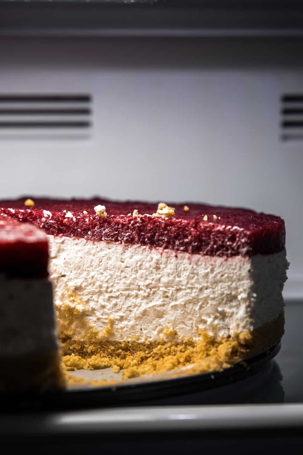 cheesecake à l'intérieur d'un réfrigérateur