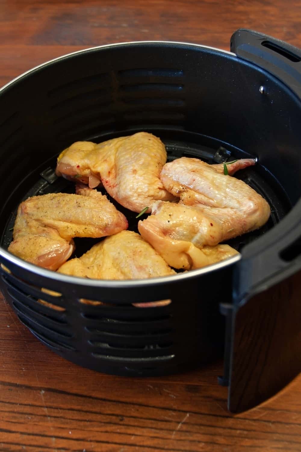 alitas de pollo en una freidora de aire a 400 grados