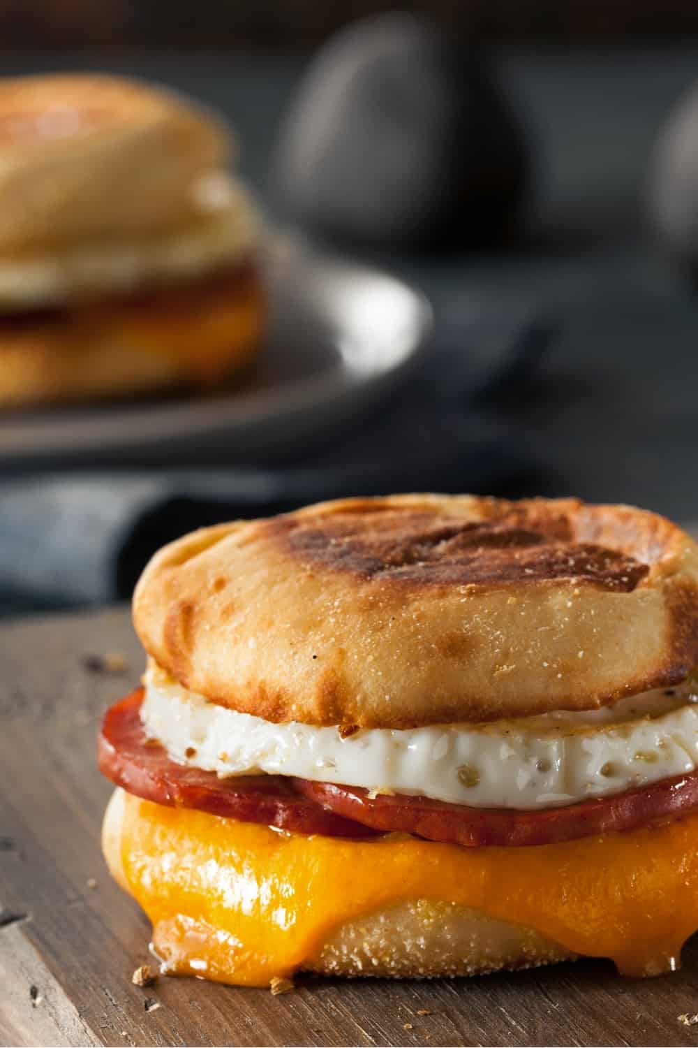 sandwich au muffin anglais avec œuf et fromage