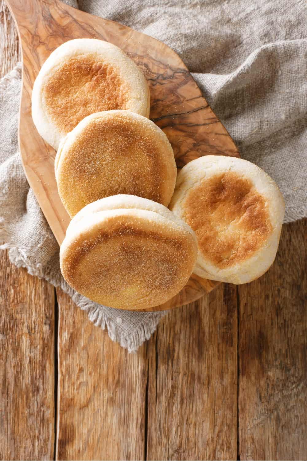 panecillos ingleses en una mesa destartalada