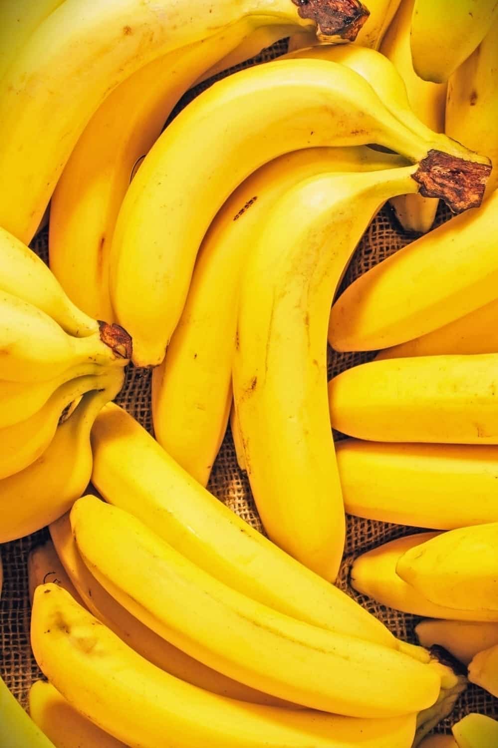 bananes jaunes fraîches en grappe