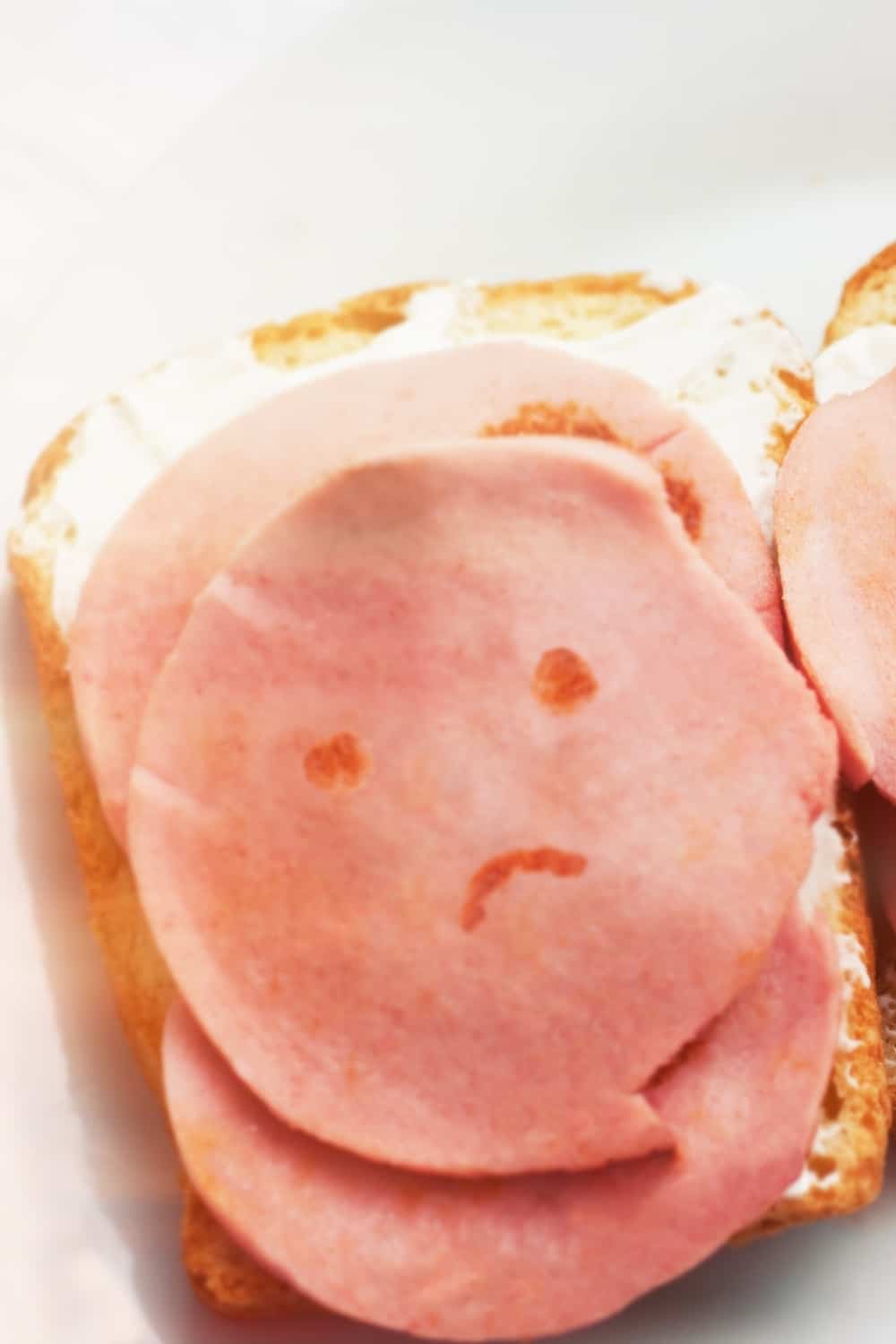 verdorbenes Mittagsfleisch, trauriges Smiley-Gesicht