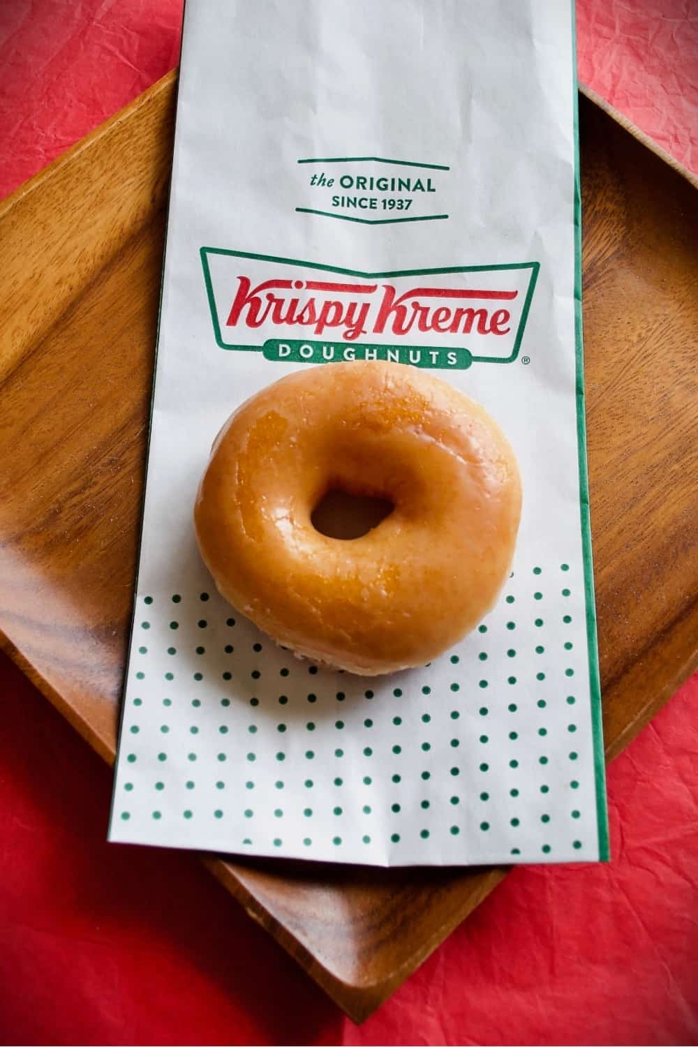Donut original de Krispy Kreme en la mesa