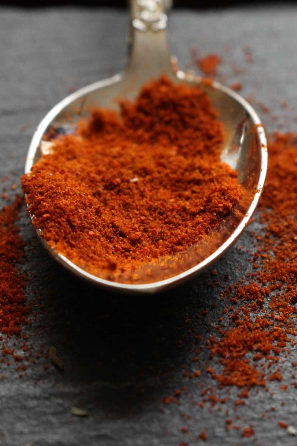 spezia paprika in un cucchiaio di metallo