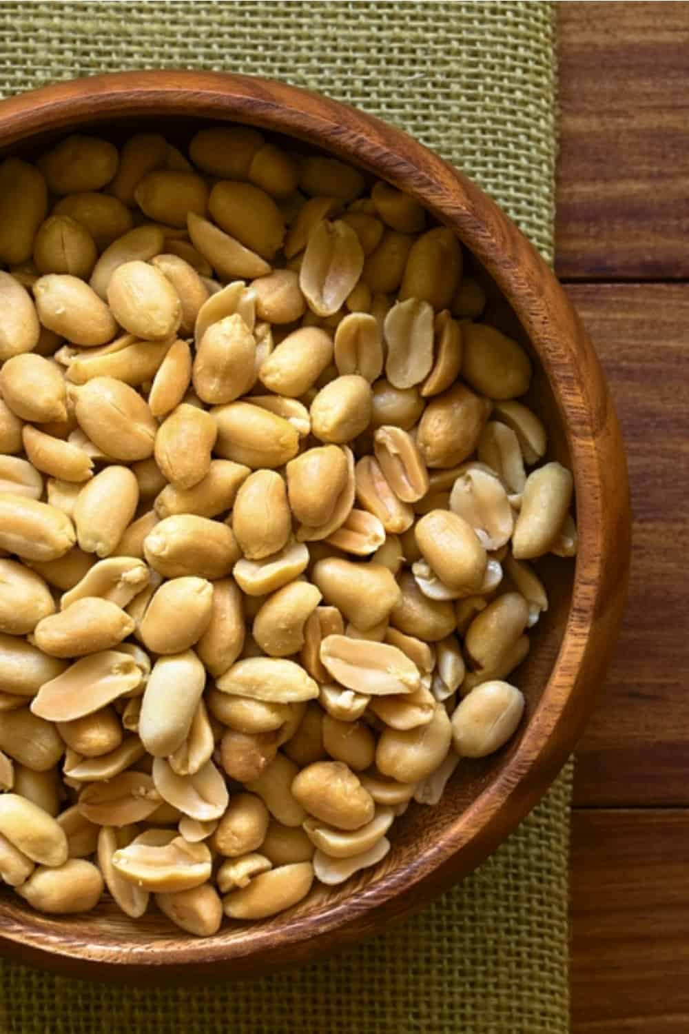 cacahuètes dans un bol en bois