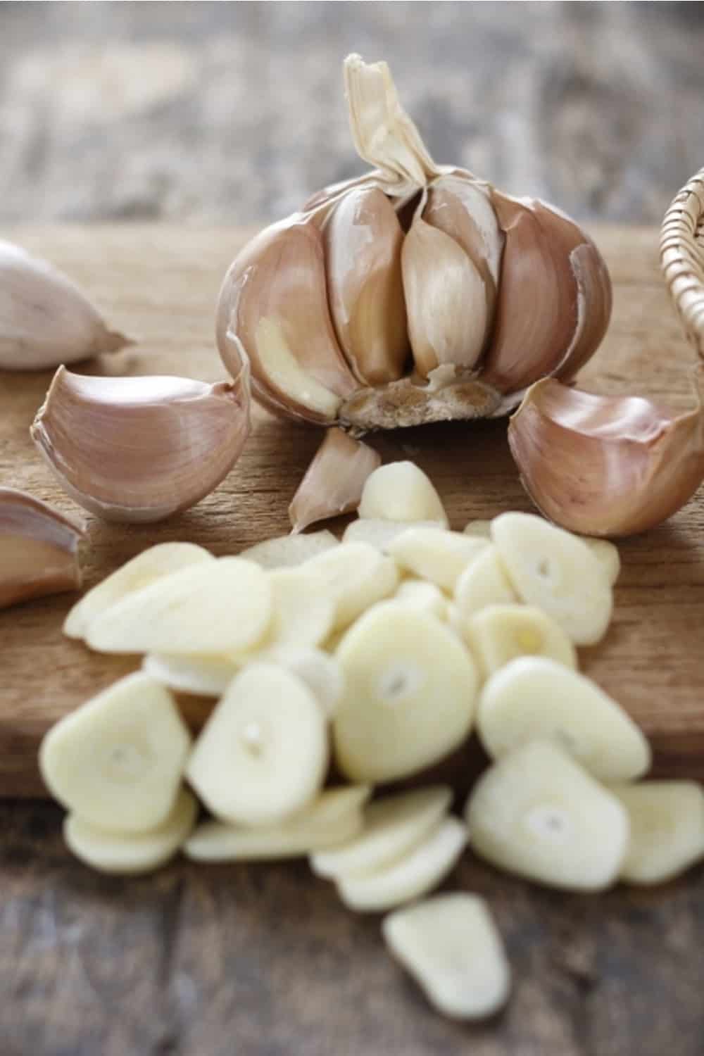 peeled garlic cloves on the desk