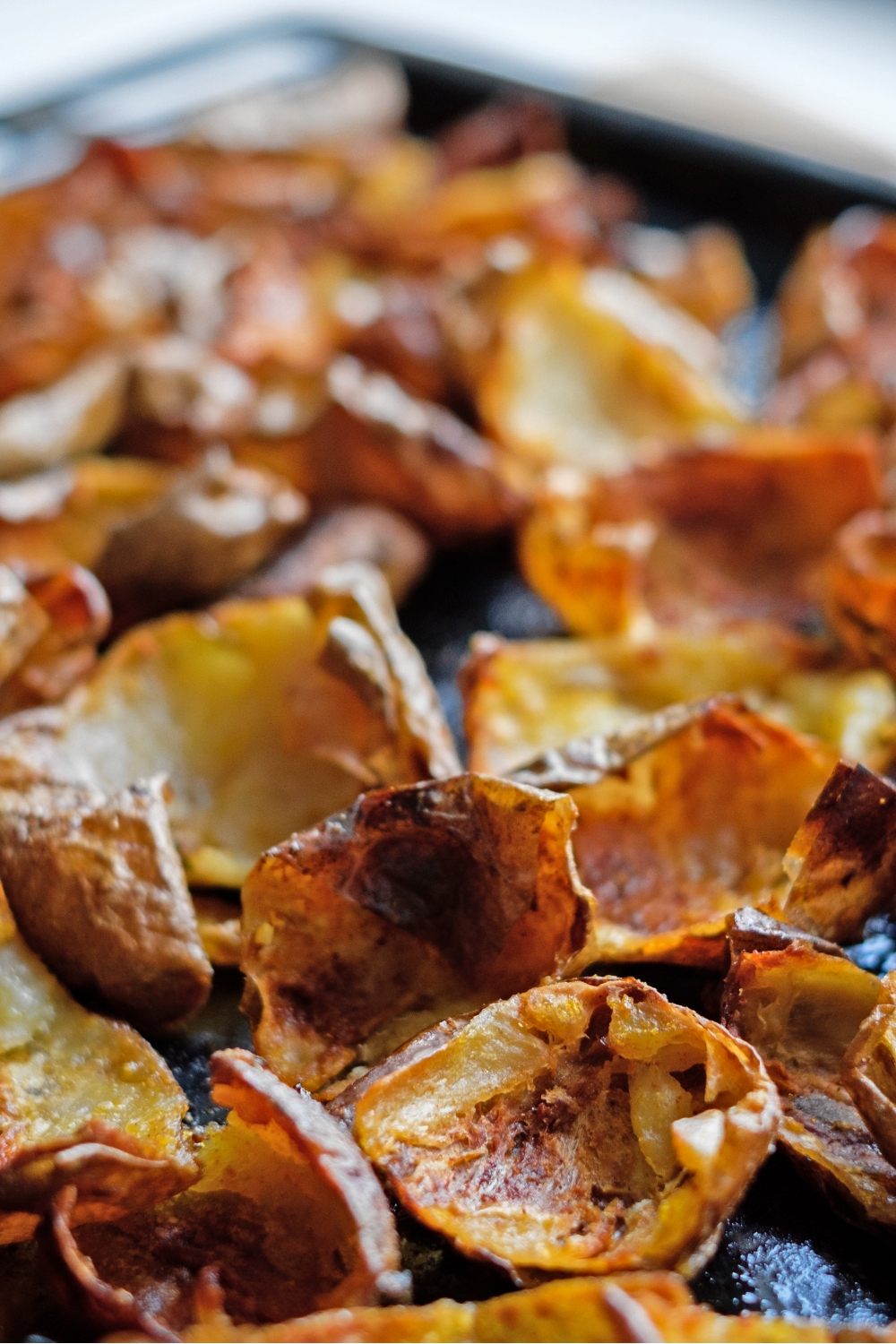 pieles de patata asadas en una sartén