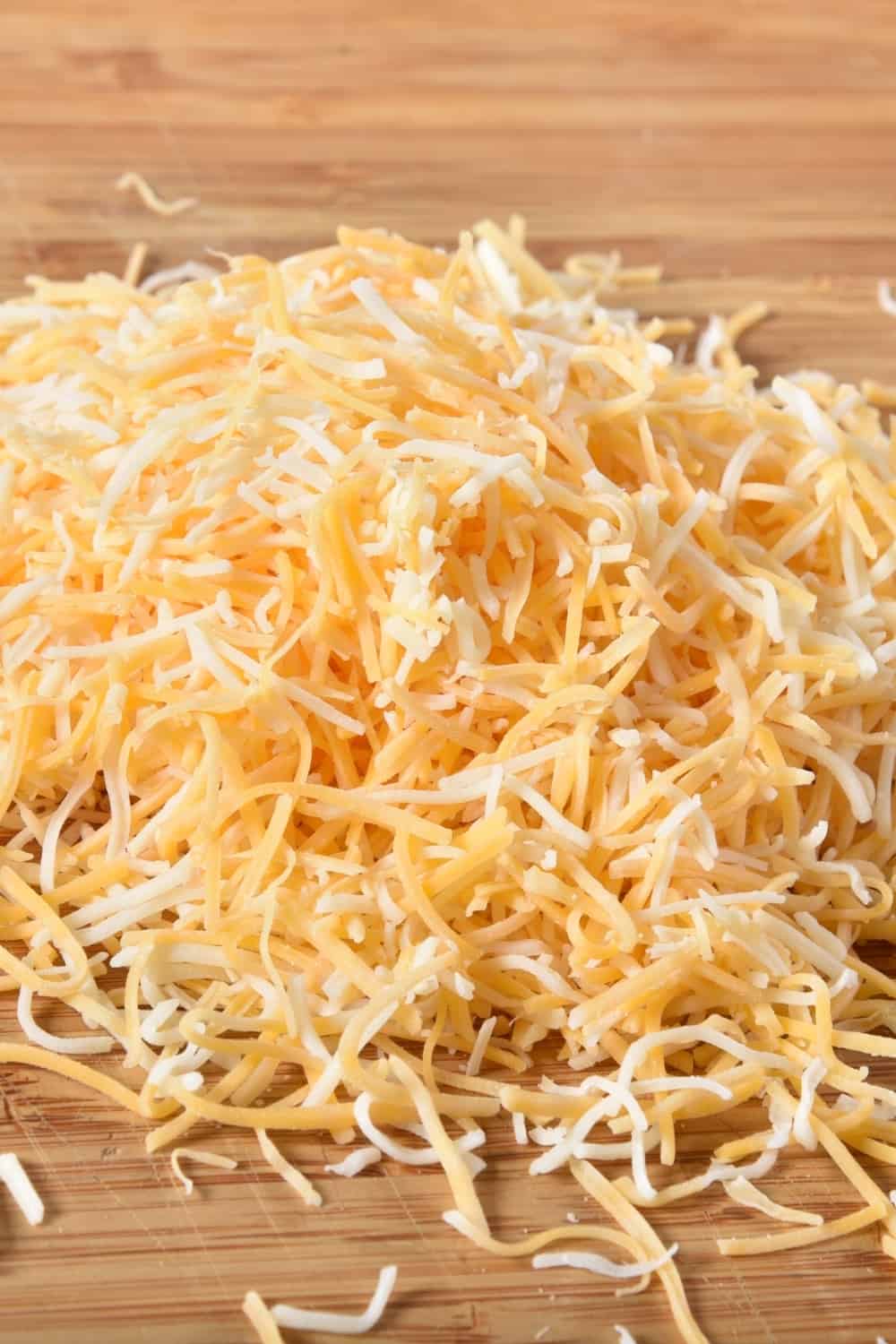 Una mezcla de quesos cheddar afilado, monterey jack, asadero y queso blanco finamente rallado