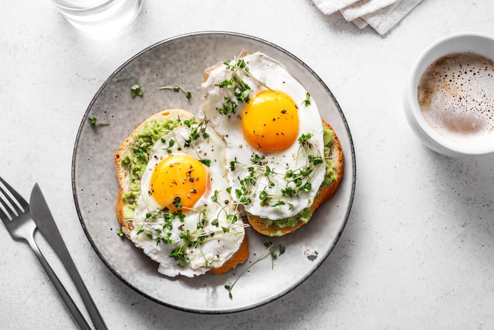 Sandwichs à l'avocat, aux œufs et au café, pour un petit déjeuner sain.