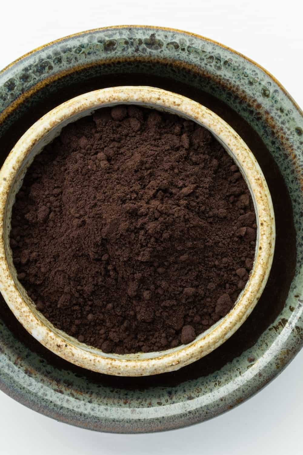 Cacao negro en polvo en un bol