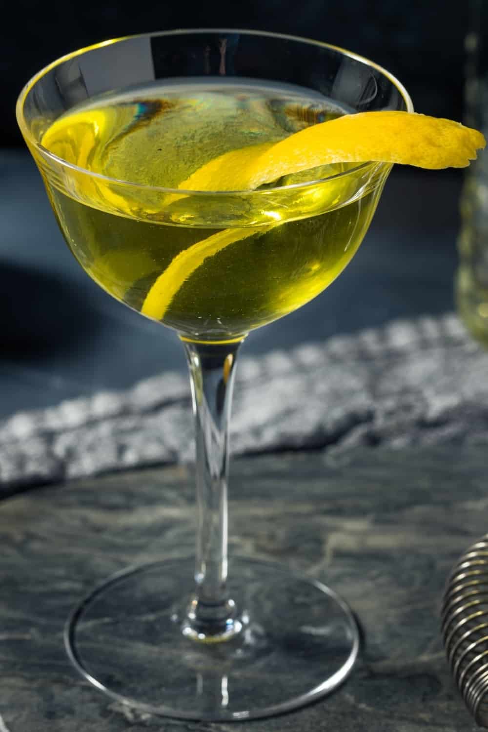 Cocktail Alaska alla Chartreuse gialla, rinfrescante e alcolico