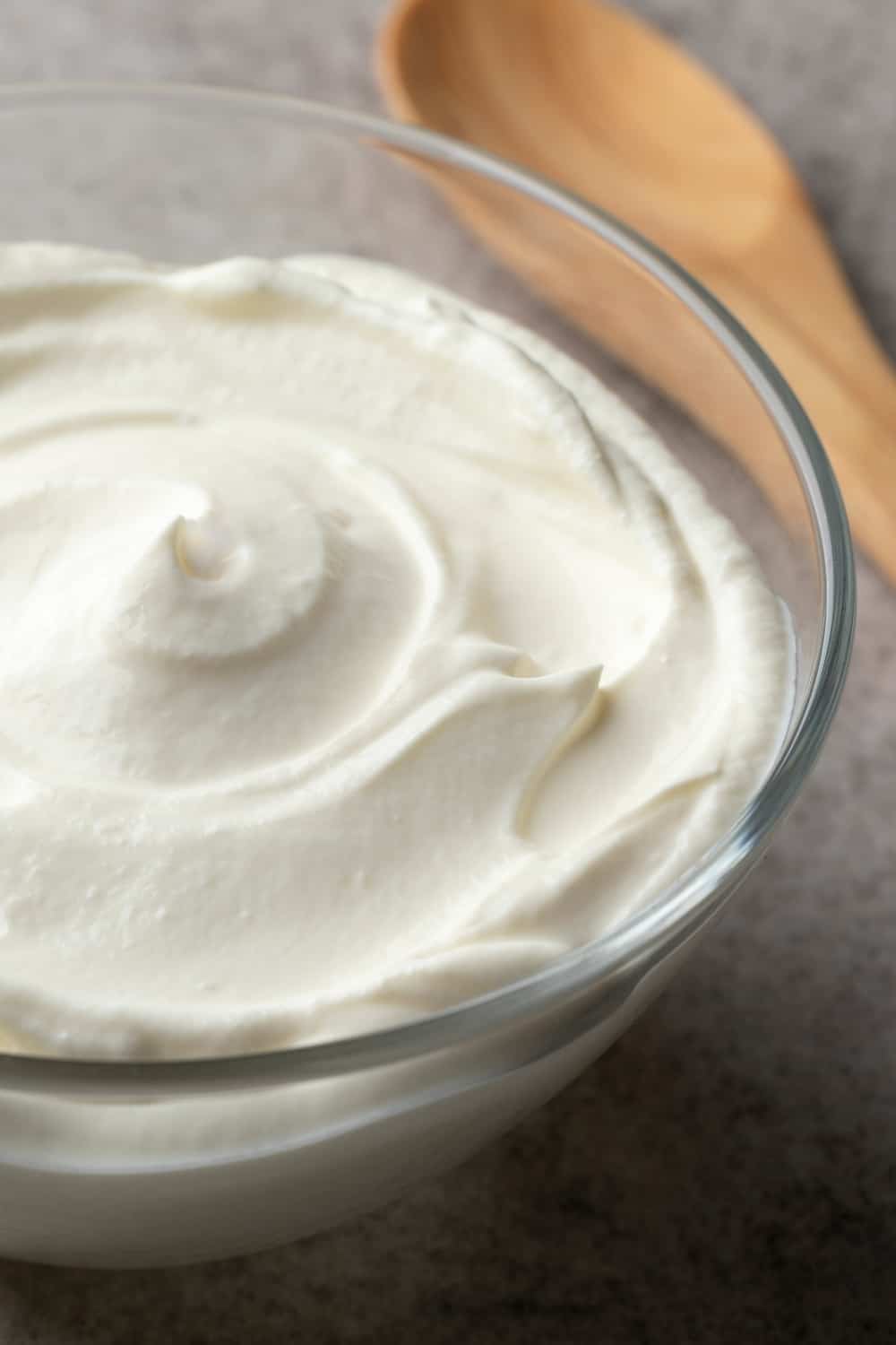 La creme fraiche fresca e semplice in una ciotola come ingrediente