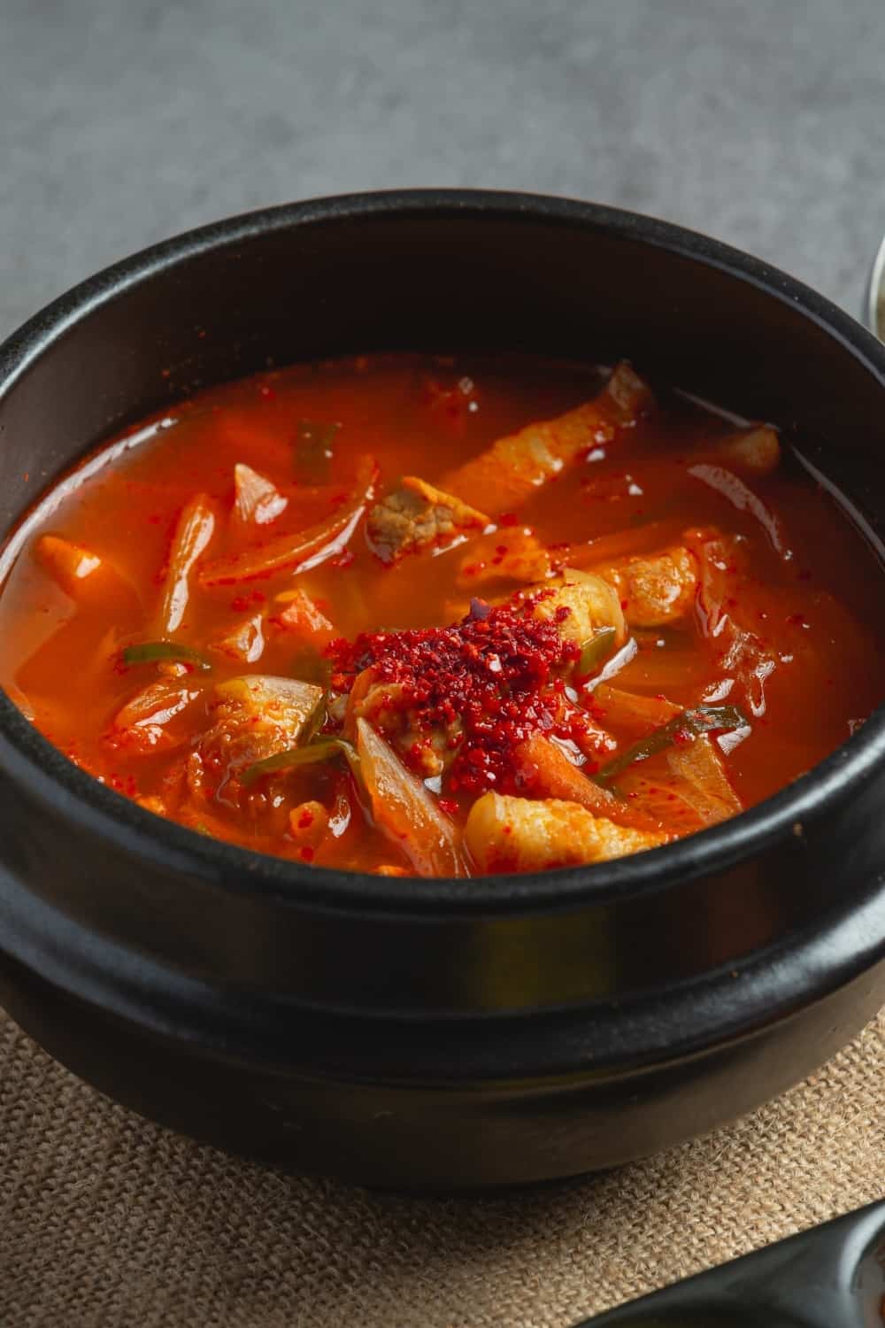Kimchi Jikae oder Kimchi-Suppe verzehrfertig in Schale
