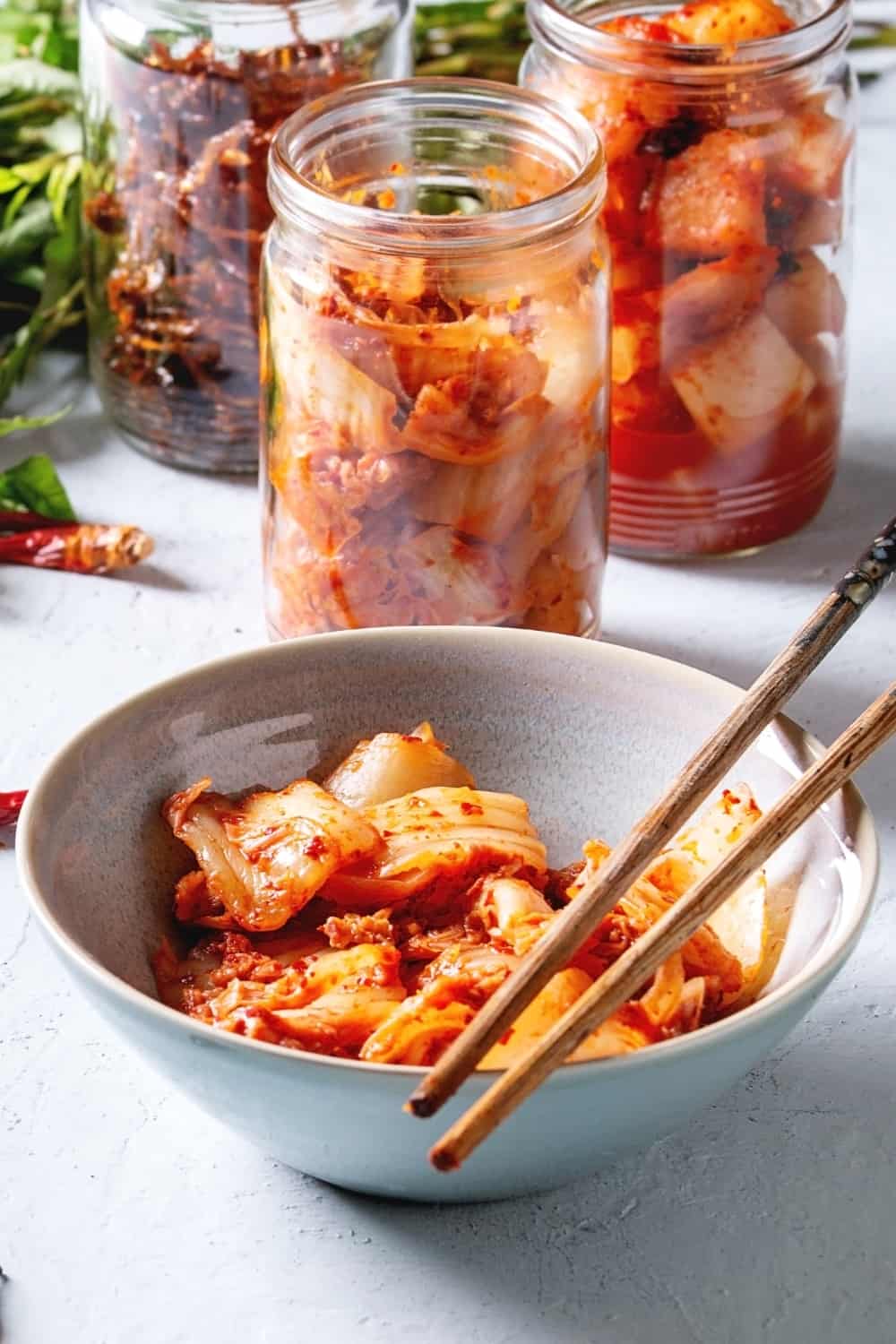 Aperitivo tradicional coreano fermentado ensalada de col kimchi y rábano