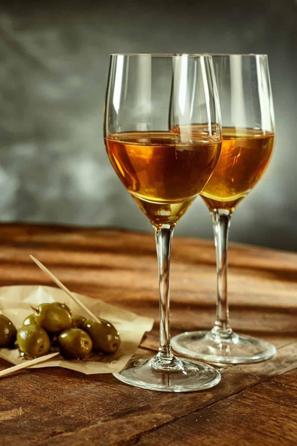 Nature morte de profil de deux verres de vin de Xérès tiède