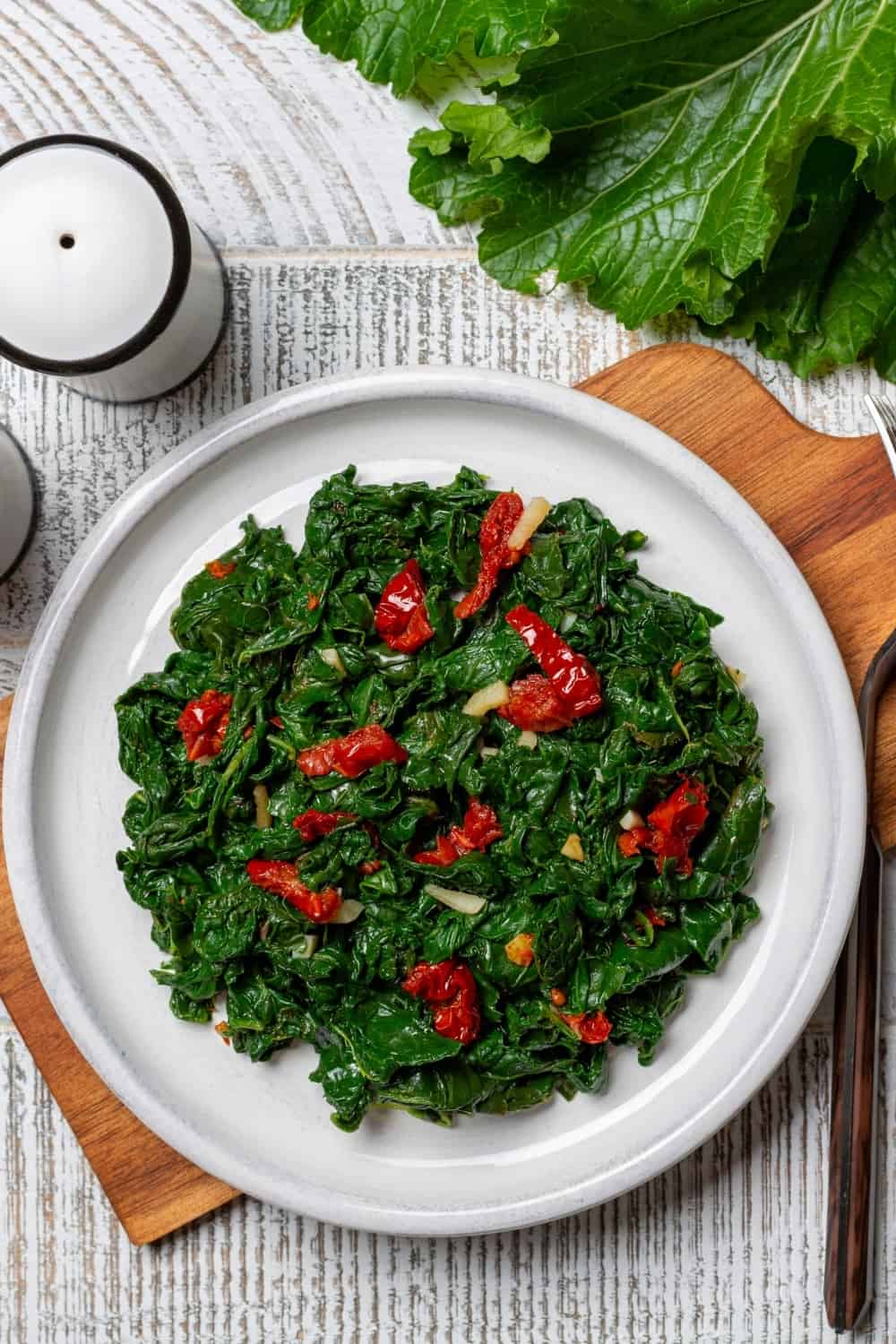 Feuilles de navet sautées à l'ail et aux tomates