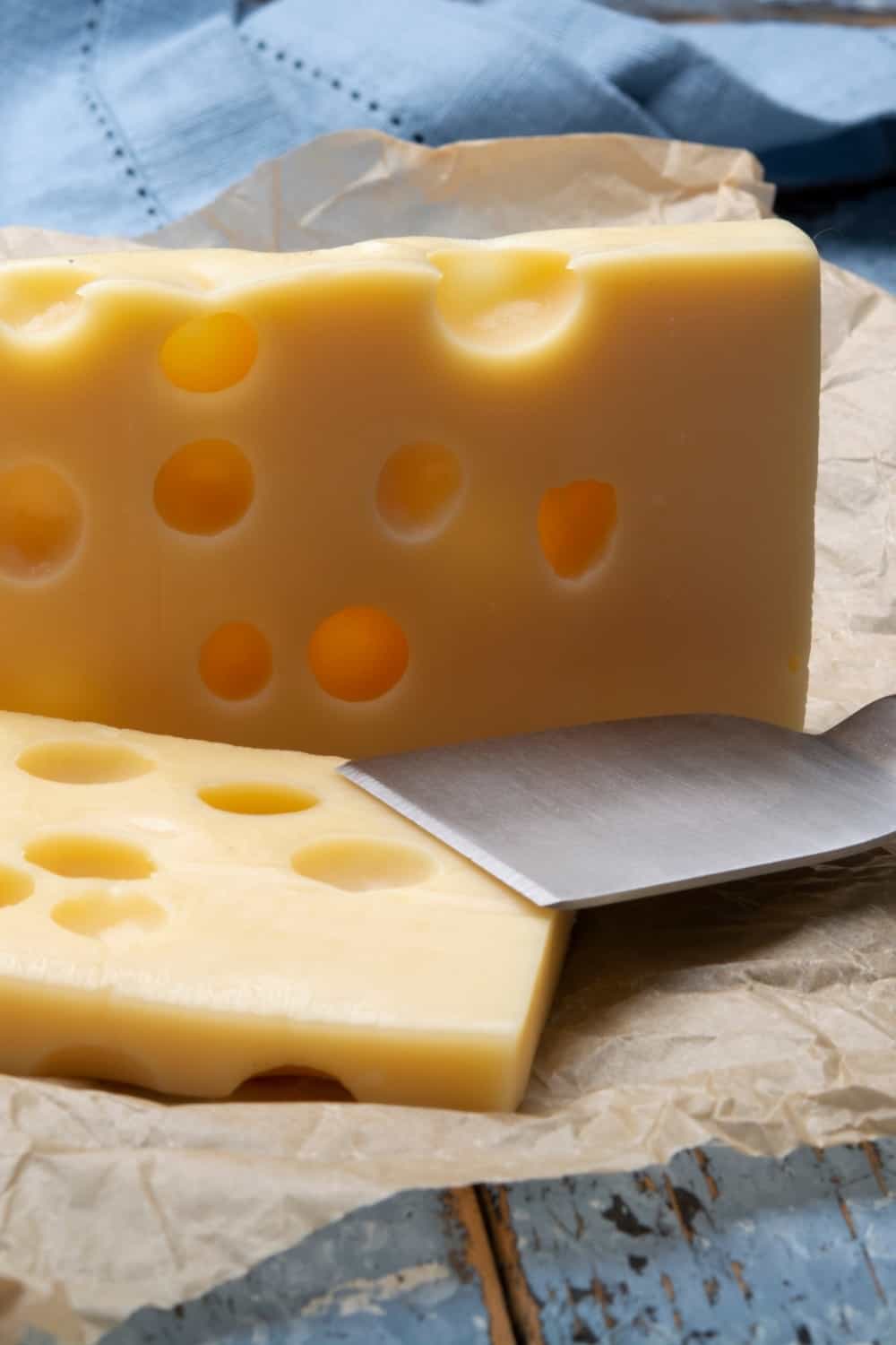 Primer plano de dos bloques de queso semiduro emmental francés