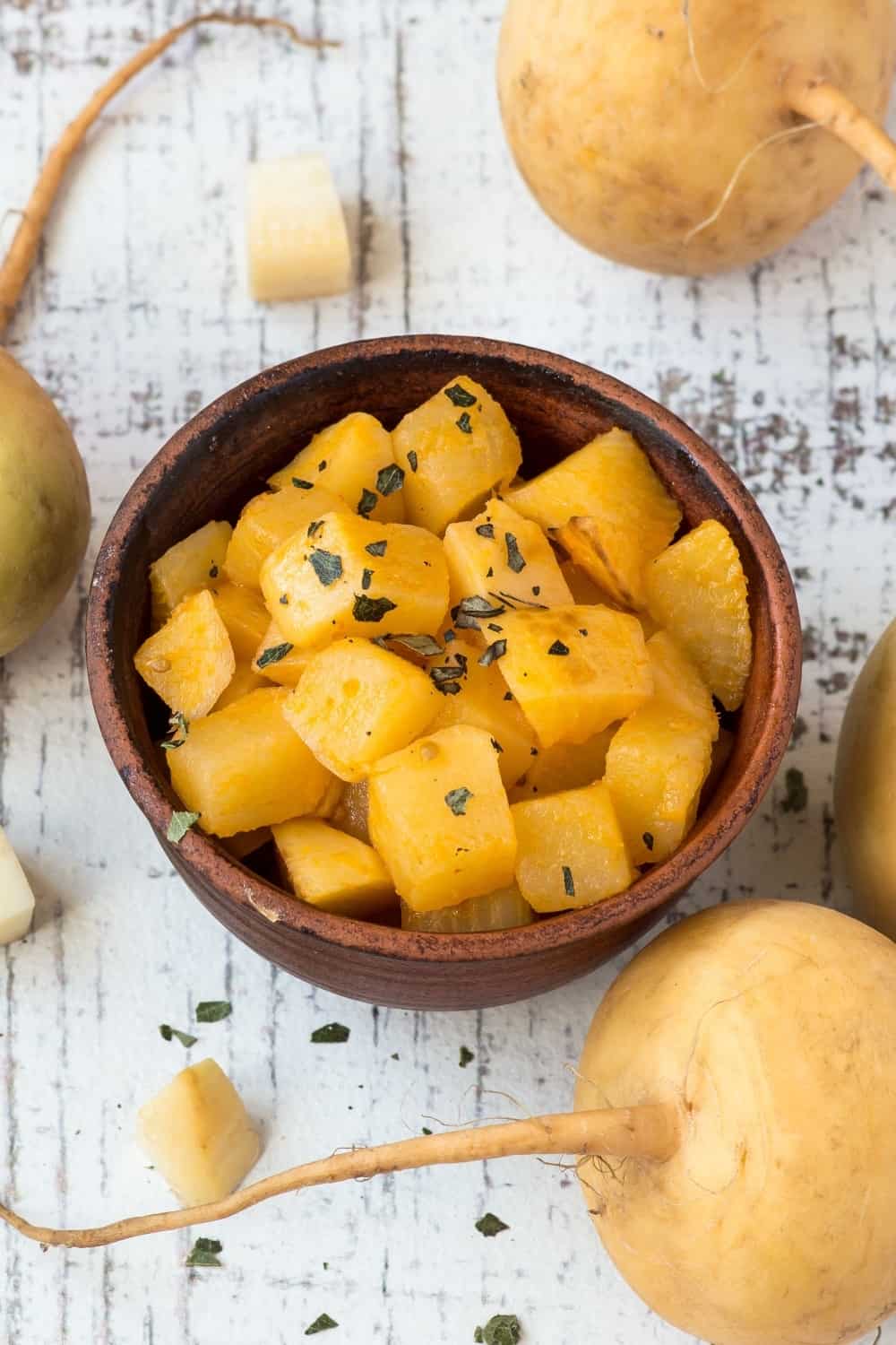 Navet jaune, bouilli et frais non cuit sur une vieille table.