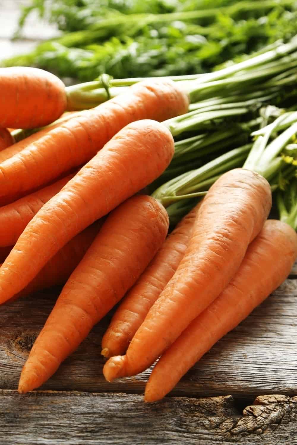 zanahorias en una mesa marrón