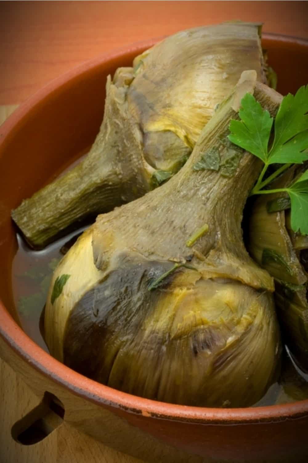 alcachofas cocidas en un plato