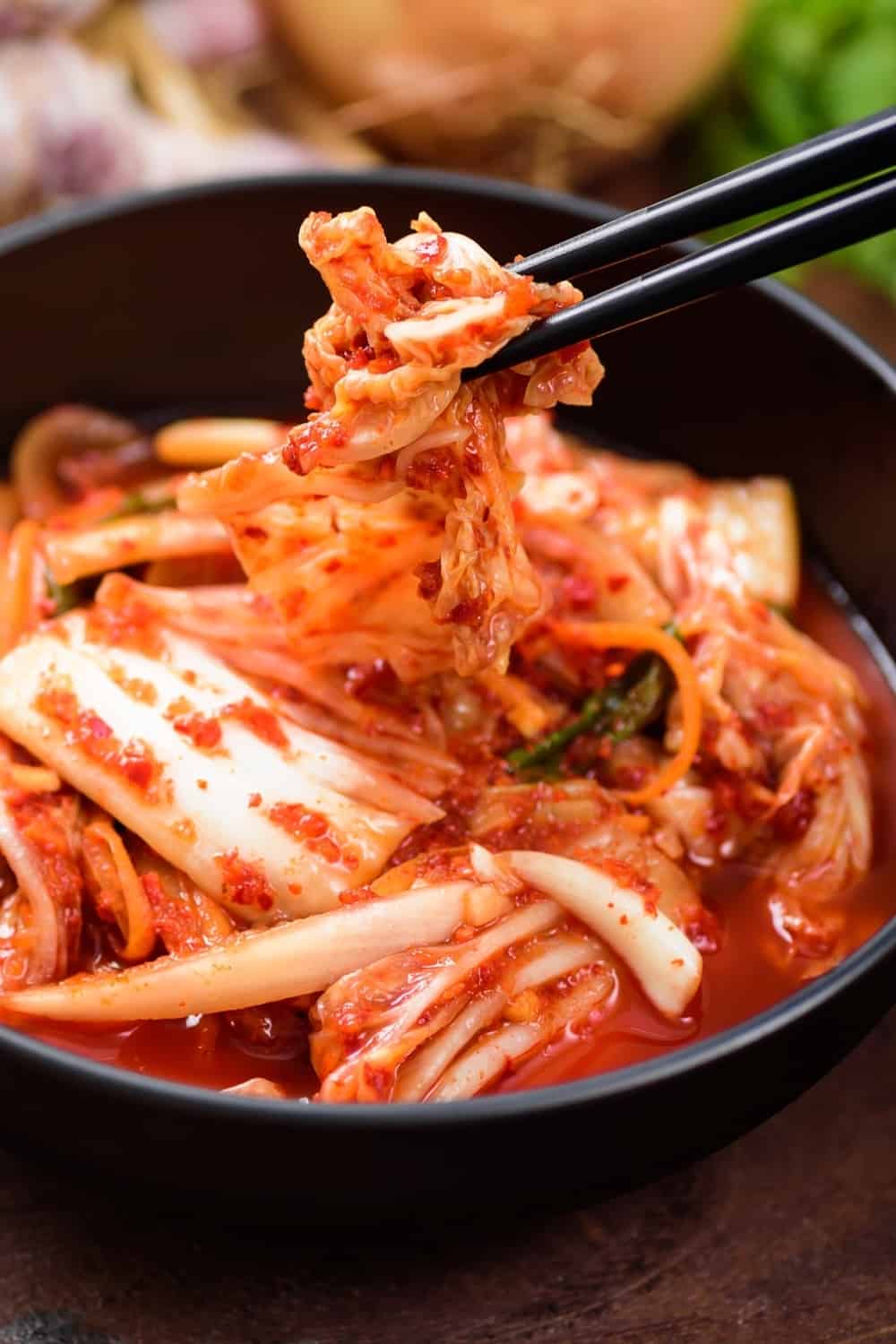Kimchi-Kohl, der mit Stäbchen gegessen wird