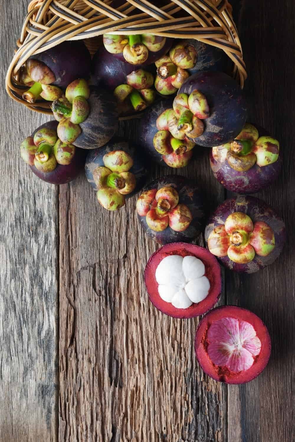 Fruta de mangostán sobre mesa de madera con vista superior