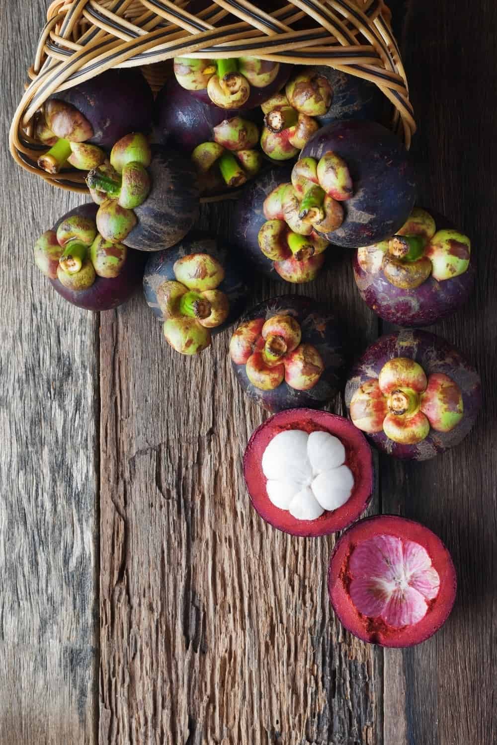 Frutto di mangostano su tavolo di legno con vista dall'alto