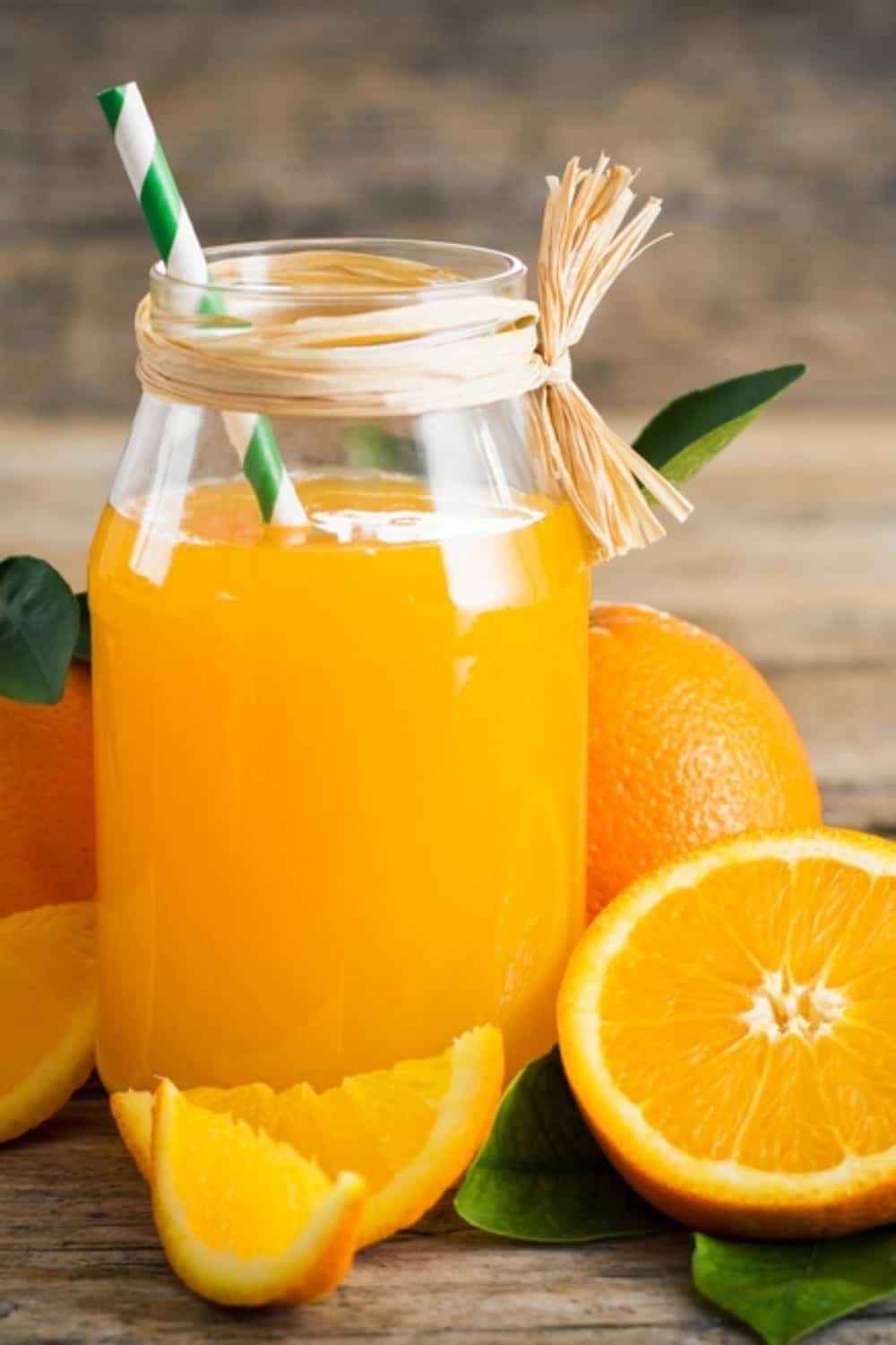 Zumo de naranja en botella de cristal